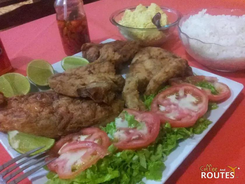 Peixe frito com Salada