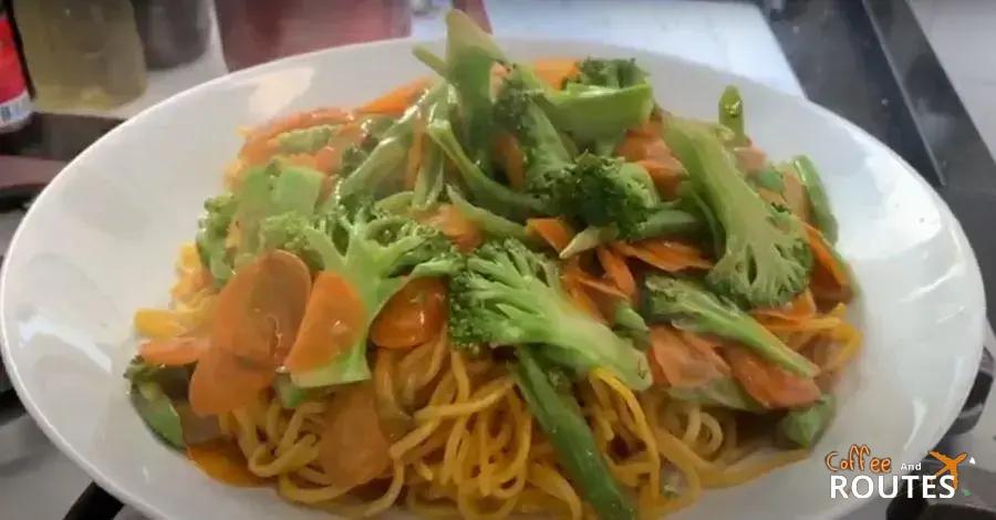 Yakisoba chinês vegetariano