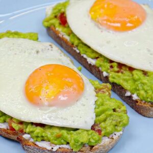 Receita de Avocado Toast: Torrada com Abacate, Ovos e Bacon