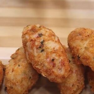 Bolinho de Arroz com Queijo e Calabresa: Um Petisco Irresistível