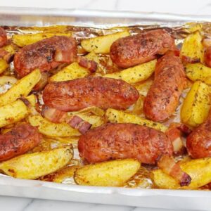 Linguiça Assada com Batatas Rústicas: Uma Combinação Simples e Deliciosa