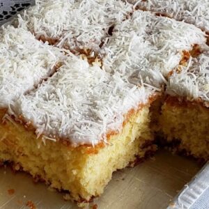 Bolo de Coco Simples: Um Clássico de Sabor e Textura