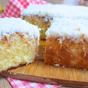 Bolo de Laranja com Cobertura de Coco: Sabor Refrescante com Toque Tropical