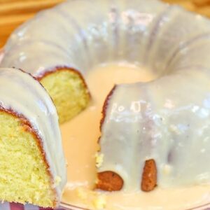 Bolo de Baunilha com Calda: Um Clássico Fofinho e Aromático