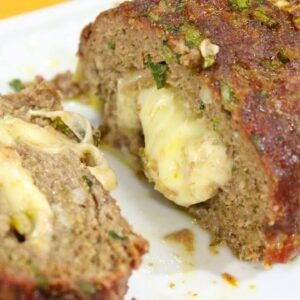 Rocambole de Carne Recheado com Queijo: Suculento e Irresistível